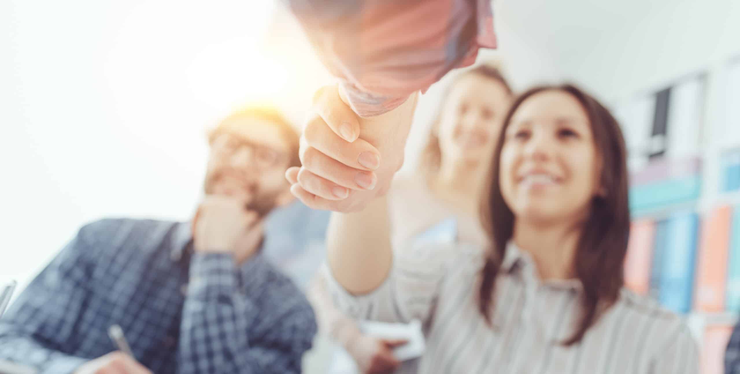 Partnerships and startups: business people shaking hands Neues IST-Teammitglied